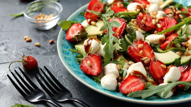 Ensalada de fresas, aguacate y mozzarella