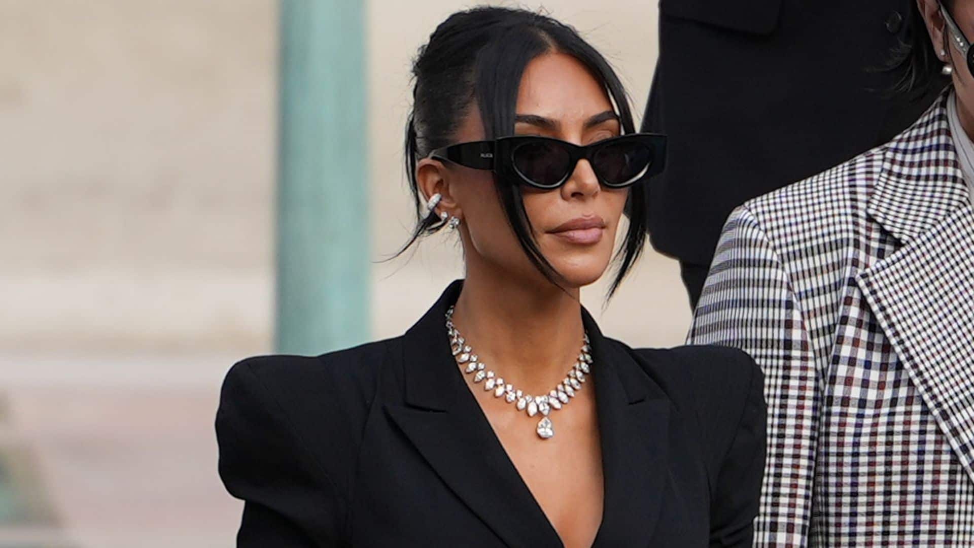 Kim Kardashian llega a su juicio en París cubierta de diamantes con un valor millonario
