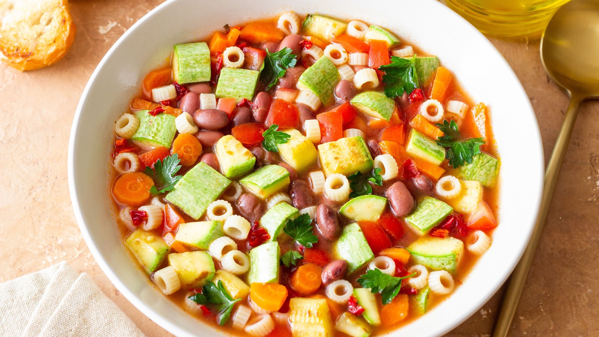 La sopa minestrone casera que sabe a Italia: nutritiva, barata y riquísima