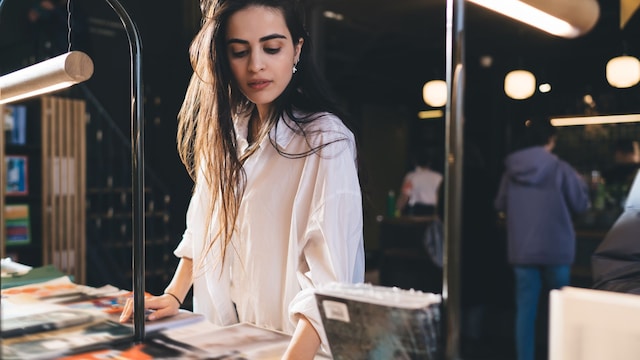 Mujer en una libreria comprando libros