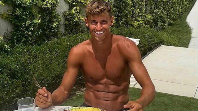 Marcos Llorente comiendo en el jardín