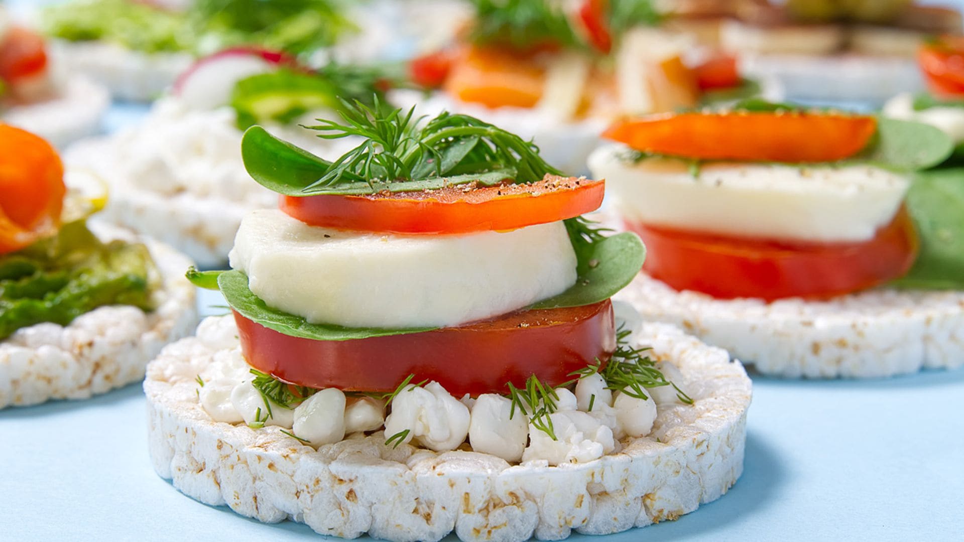 Tosta caprese sobre galleta de arroz
