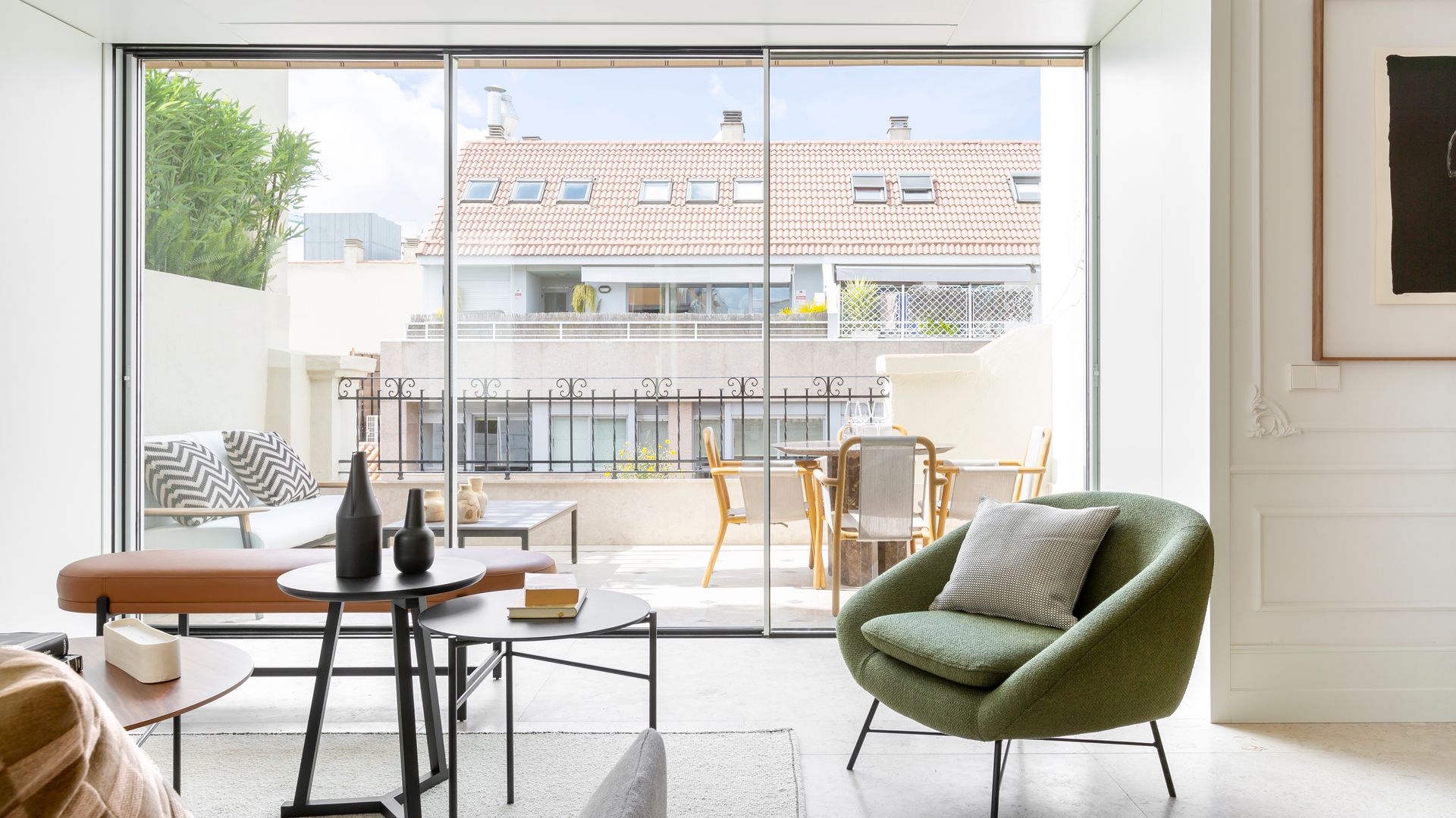 Salón con salida a terraza con correderas acristaladas con zona de estar y comedor