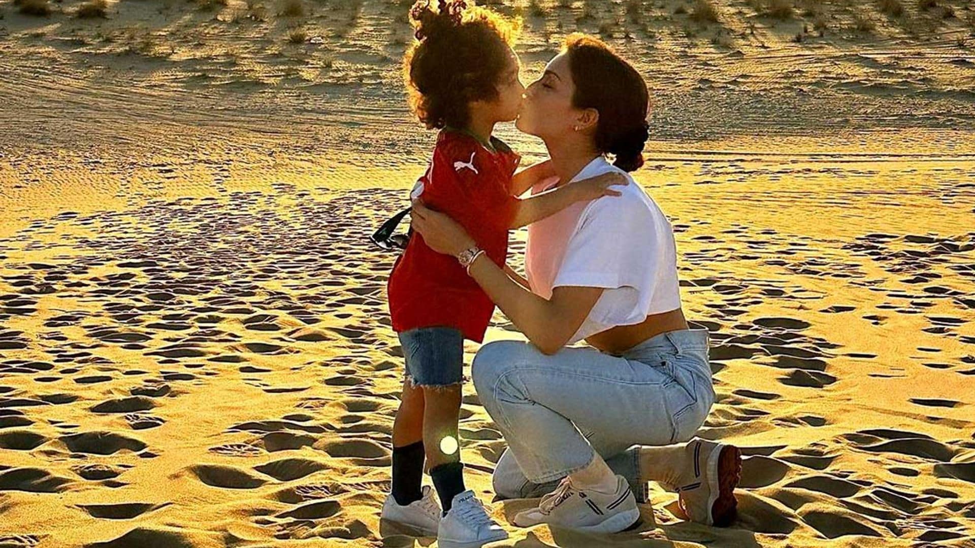 Hiba Abouk, con sus hijos en el desierto de Doha mientras su pareja protagoniza una de las imágenes del Mundial