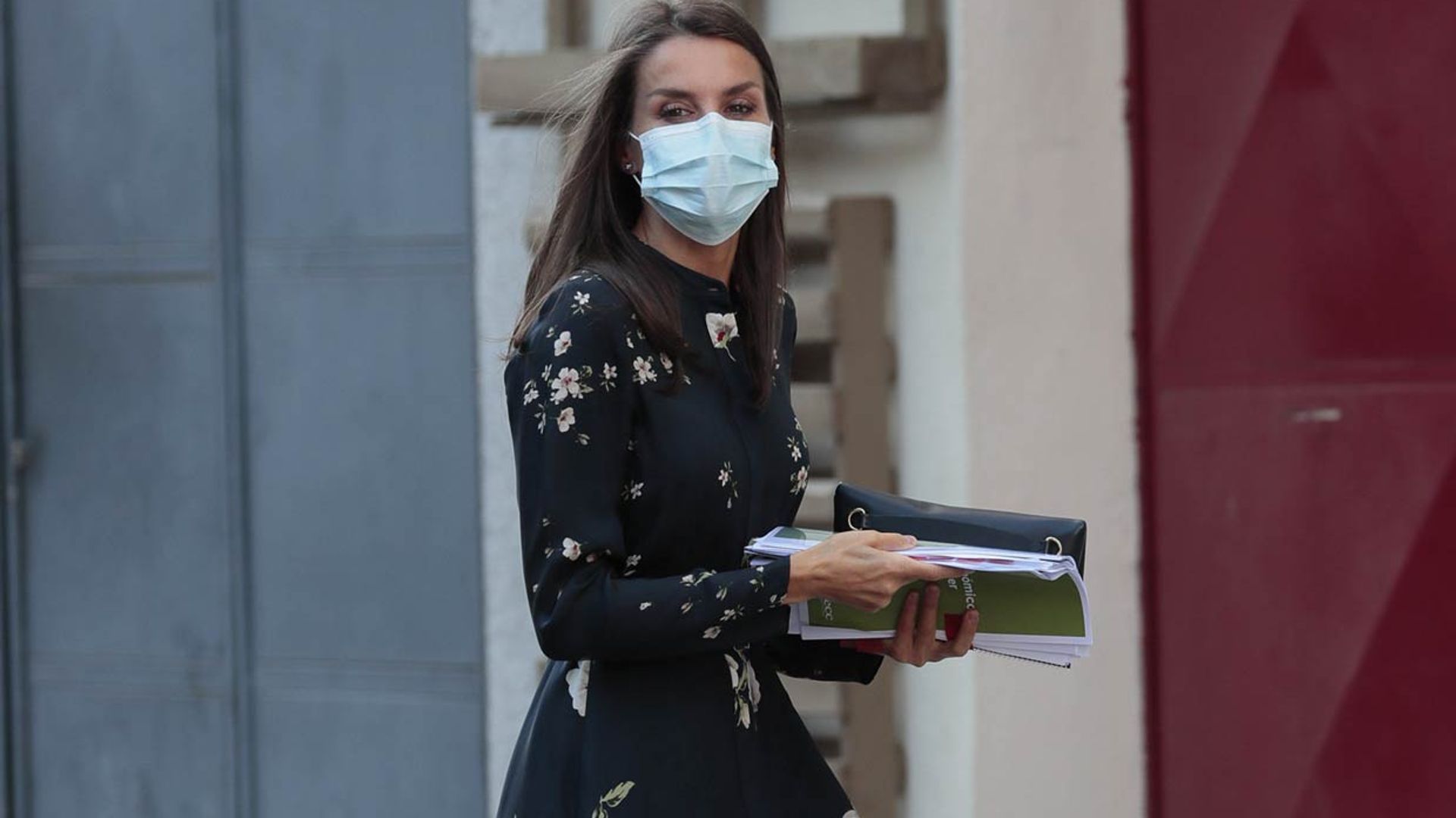 Vestido camisero y taconazos de charol: doña Letizia no arriesga pero gana con su último look