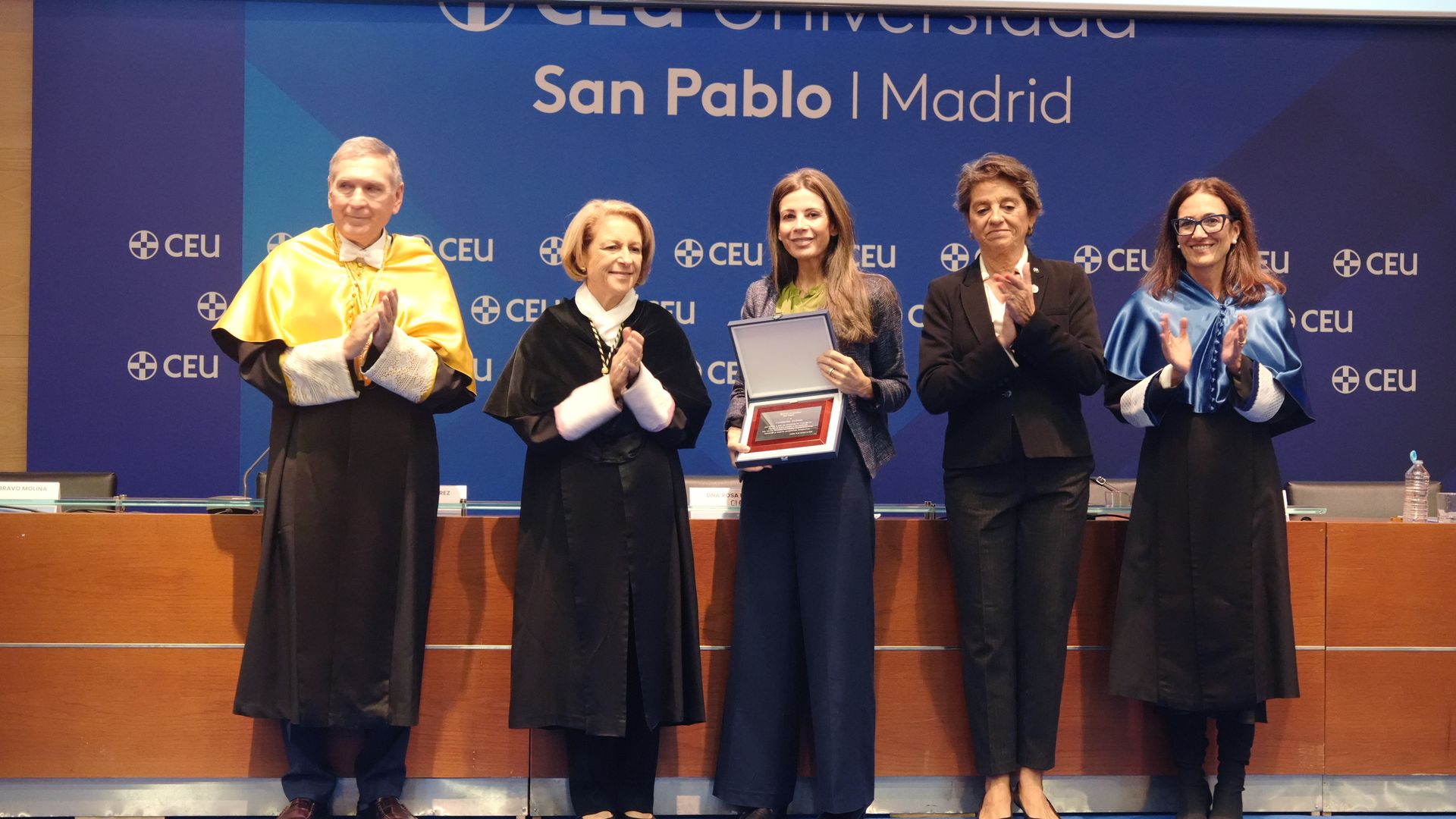 Entrega de placas de la Facultad de Medicina de la Universidad Ceu San Pablo a Intheos