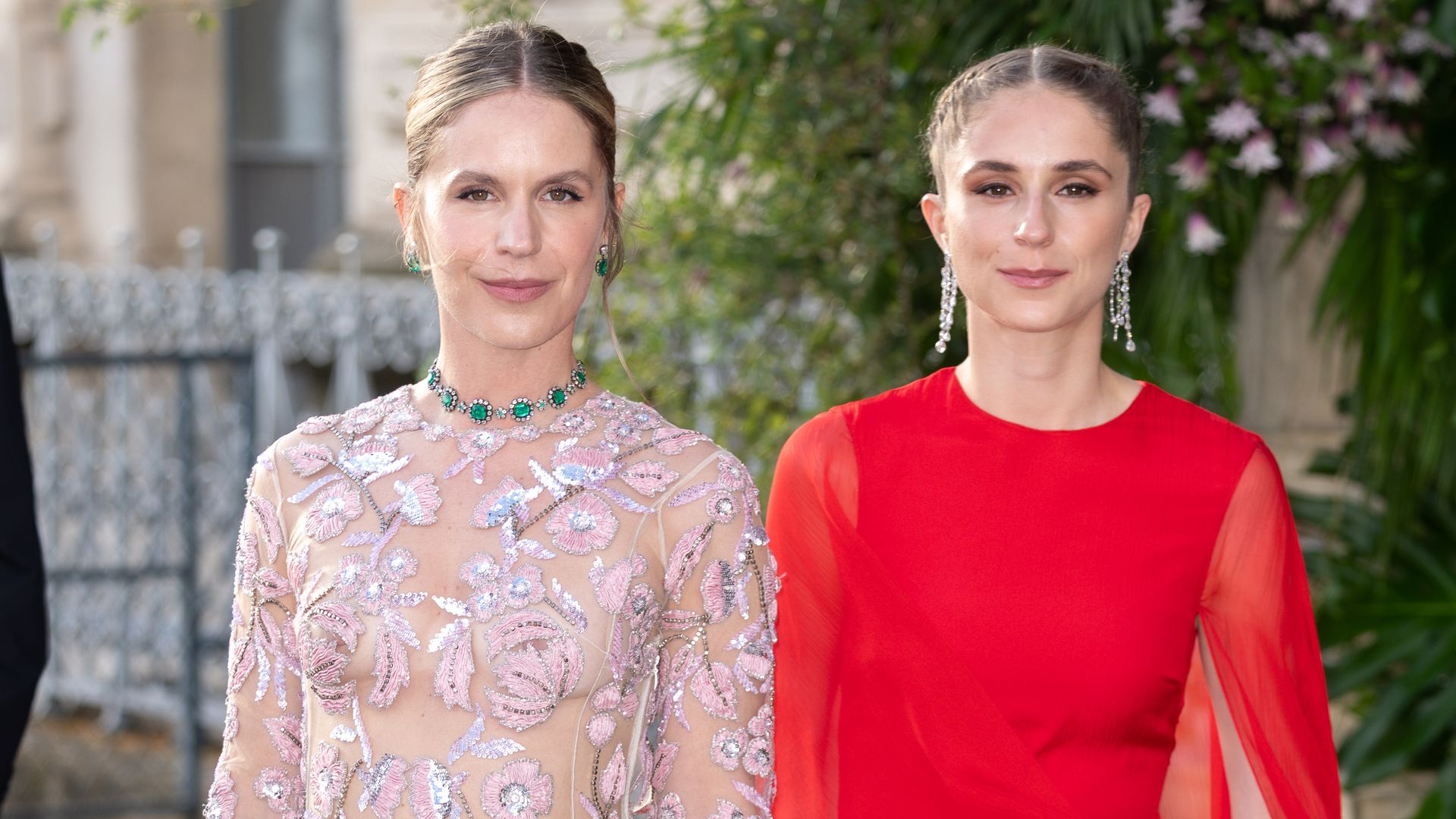 Eugenie y Electra Niarchos en el Baile de Verano en París