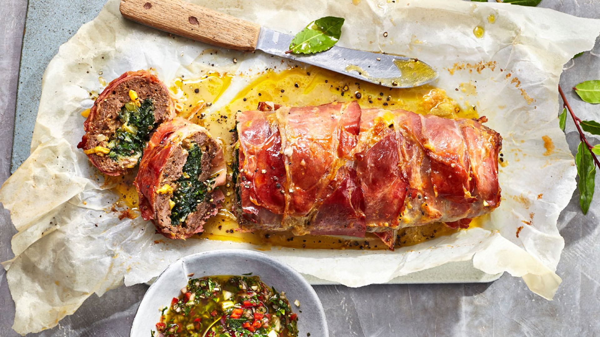 'Roulade' de ternera con espinacas y salsa chimichurri