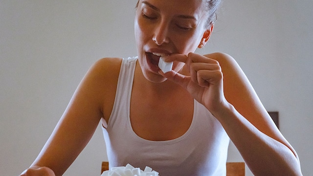 Mujer comiendo azúcar