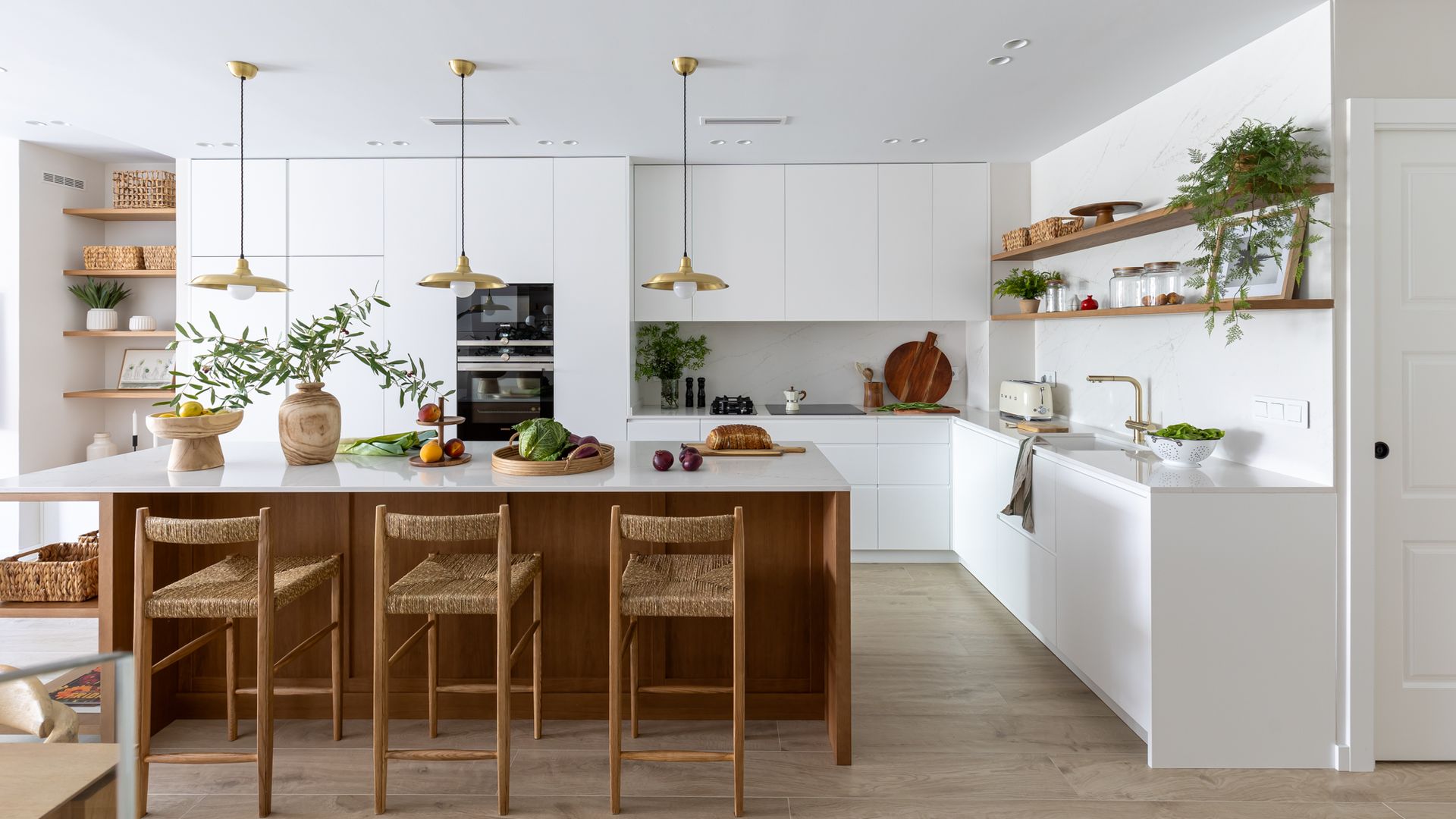 Cocina con estanterías suspendidas.