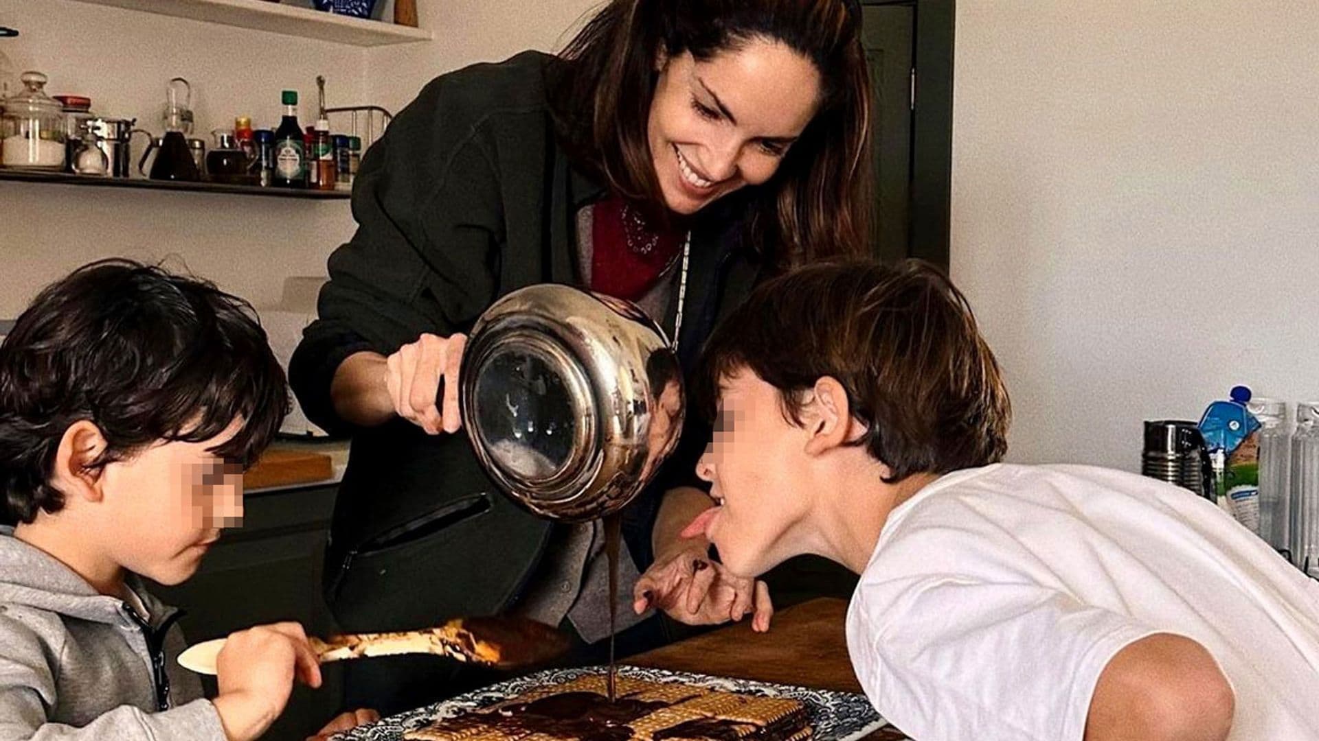 ¡Manos a la obra! Eugenia Silva prepara una riquísima tarta de chocolate con la ayuda de sus dos 'minichefs'