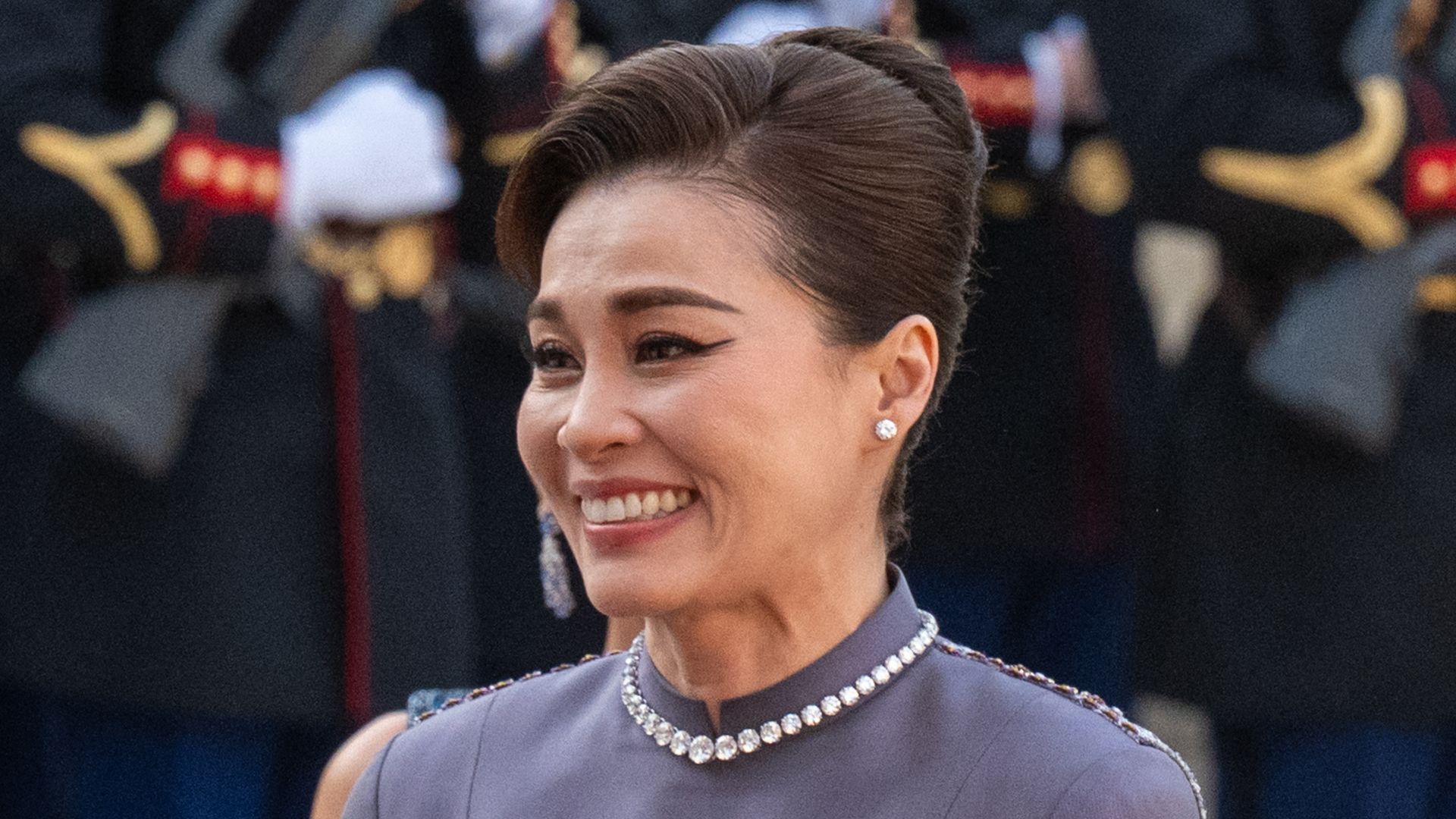 La reina Suthida durante el banquete de Estado ofrecido en el Palacio del Elíseo