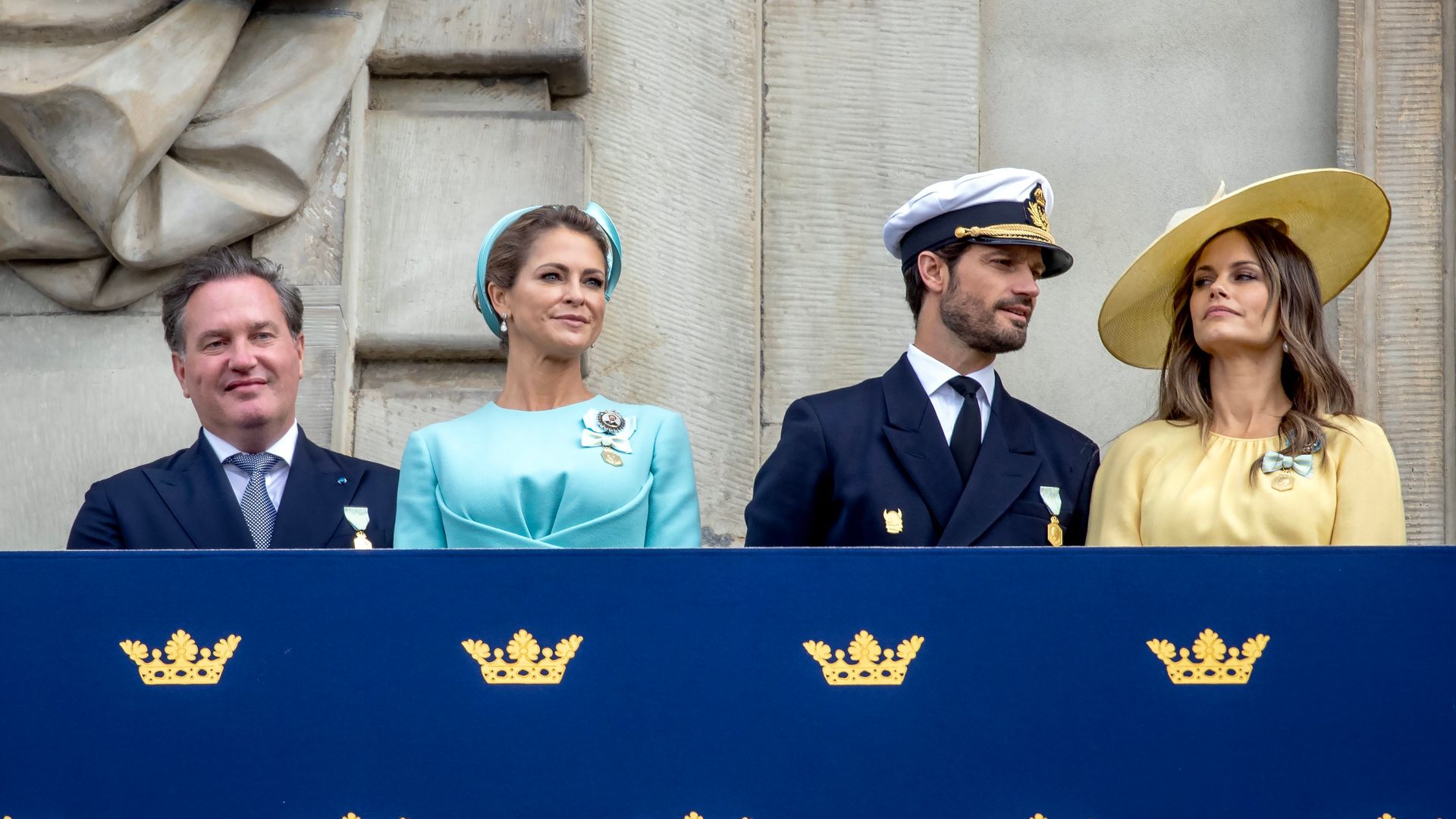 Plano medio de el Príncipe Carl Philip, la princesa Sofía, Christopher Oneill y la princesa Madeleine en un balcón