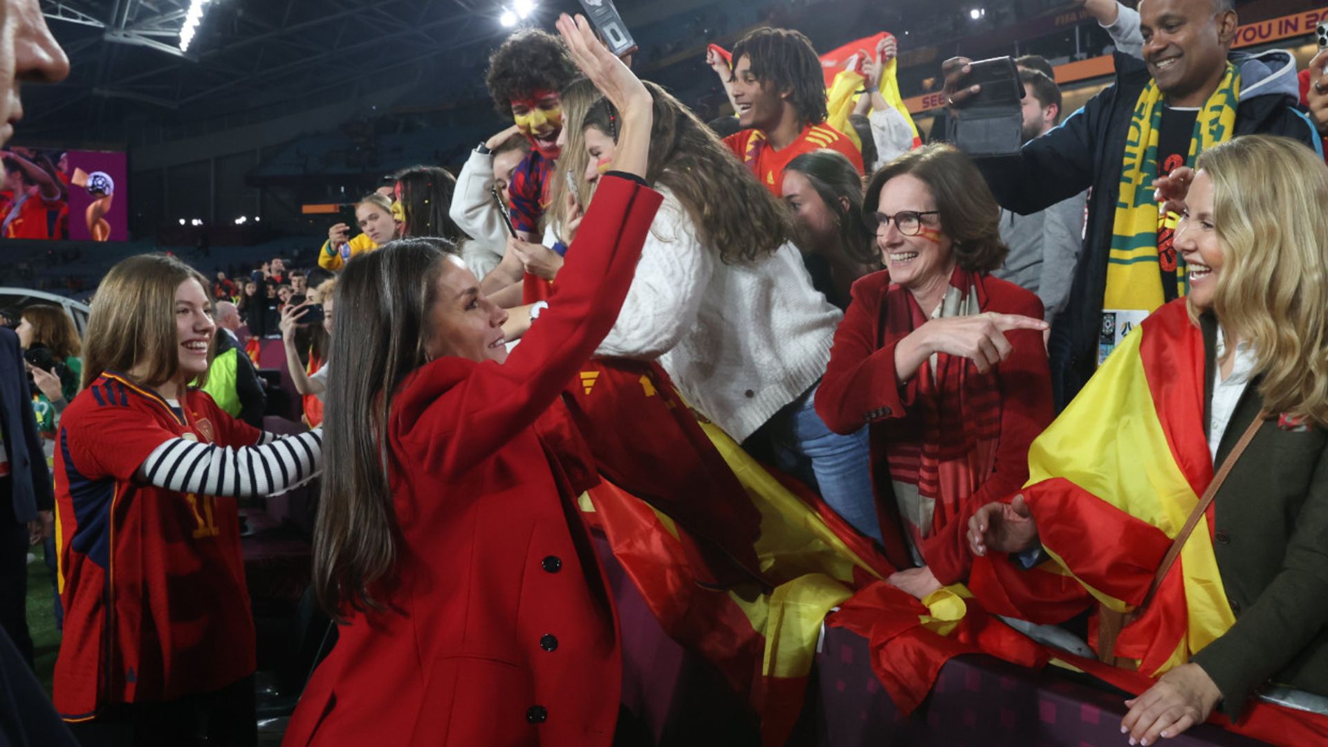 Las imágenes no vistas de la reina Letizia y infanta Sofía celebrando con los aficionados la victoria de España
