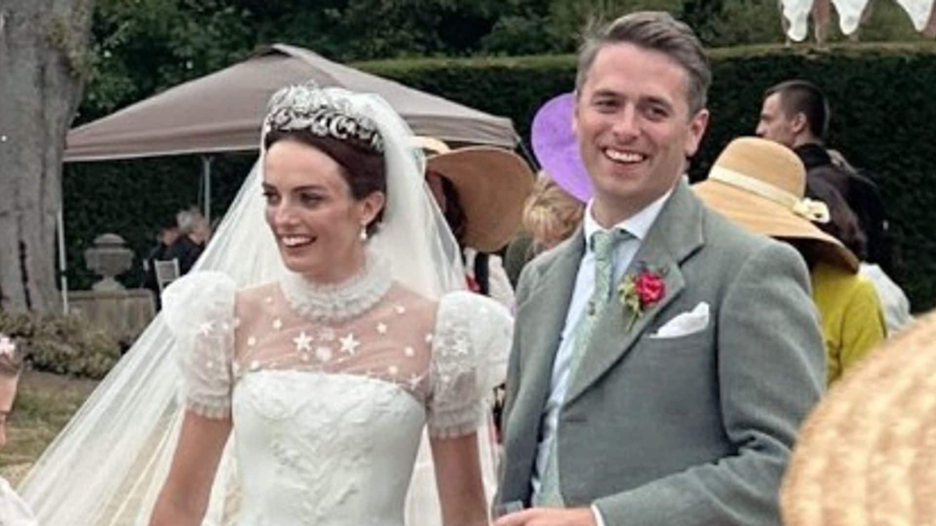 Los tres vestidos de novia de Lady Violet Manners al detalle: del diseño de alta costura a las zapatillas de deporte