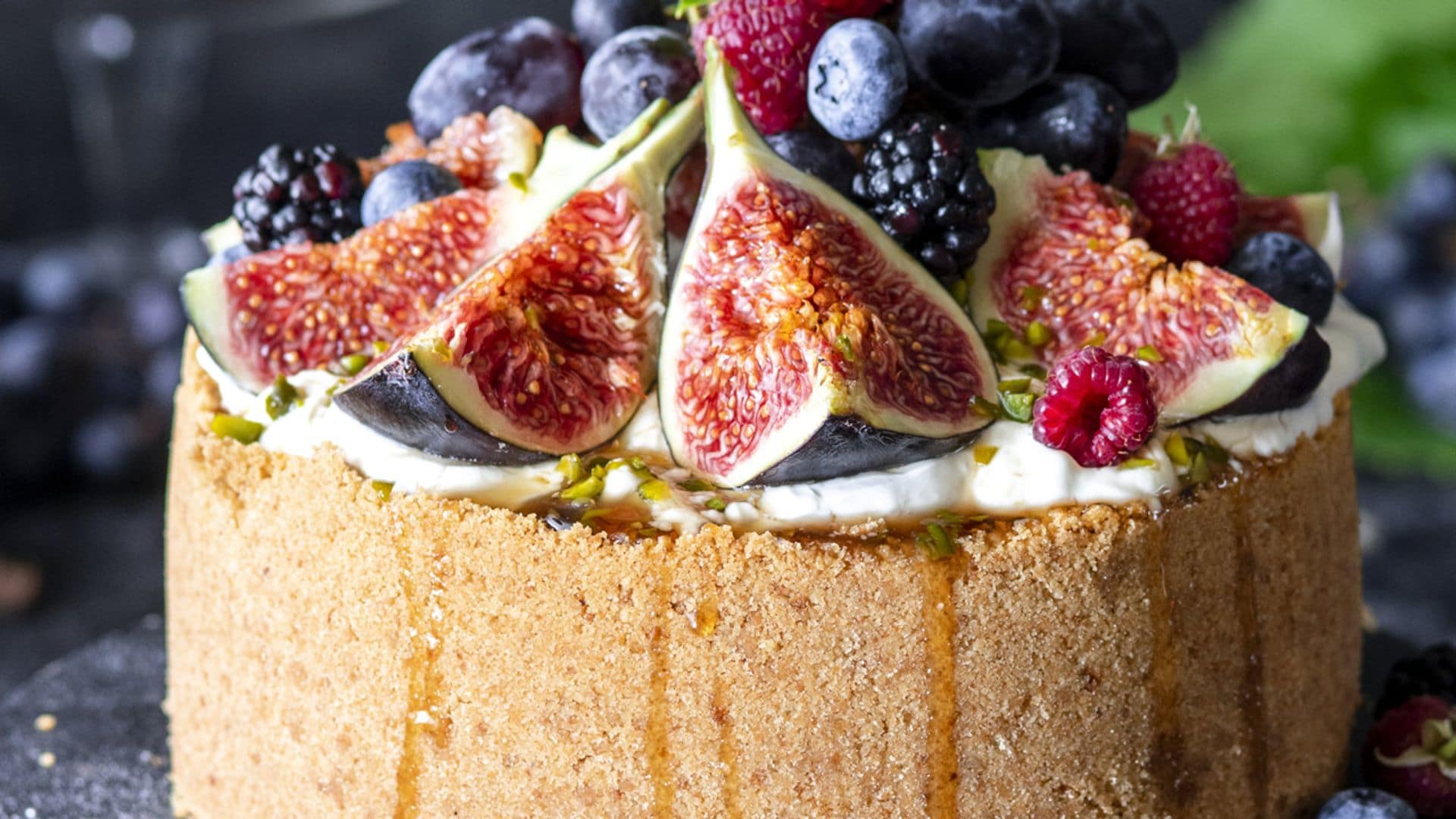 Tarta de queso, miel, brevas y frutos del bosque