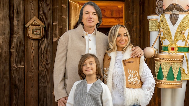 Gioia Martini posa con su familia en la puerta de su casa