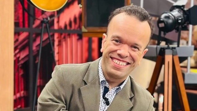 Carlitos 'El Productor' inició su carrera gracias a una persona que descubrió su talento en una tienda hawaiana