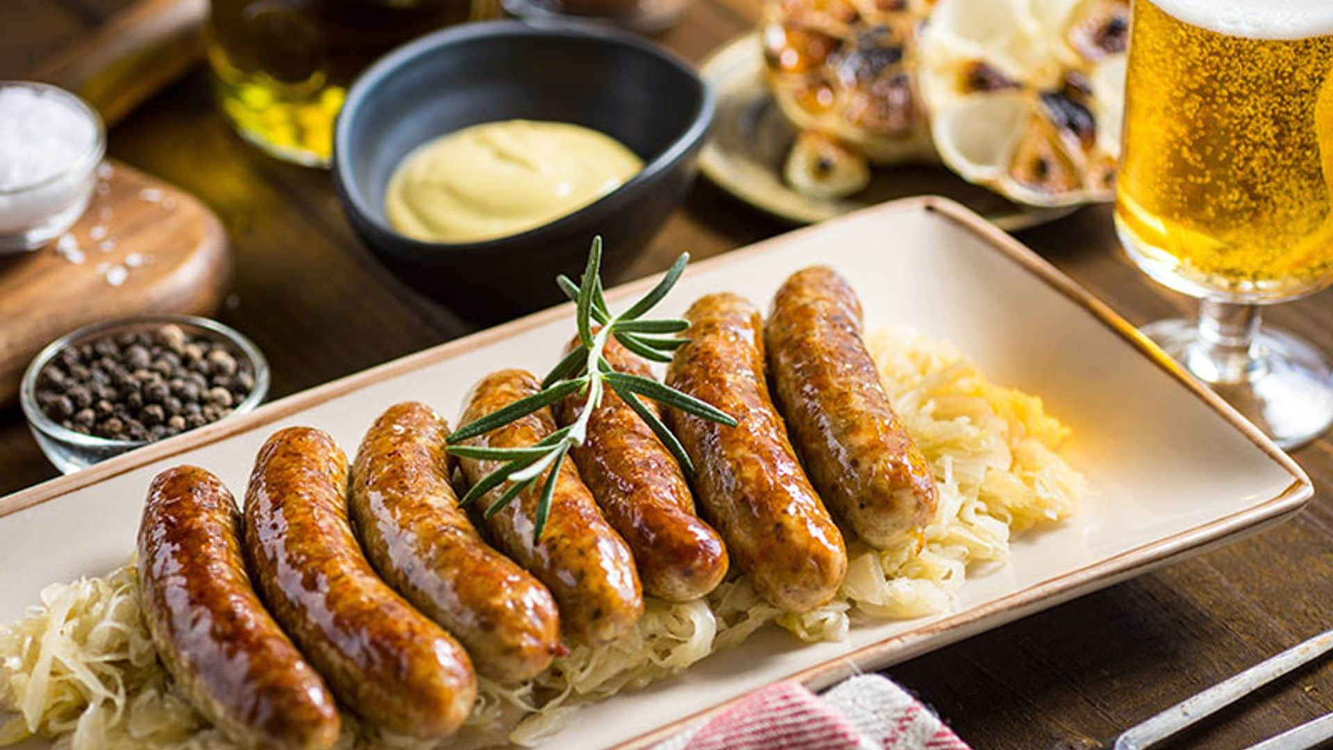 Salchichas con repollo a la cerveza y mostaza