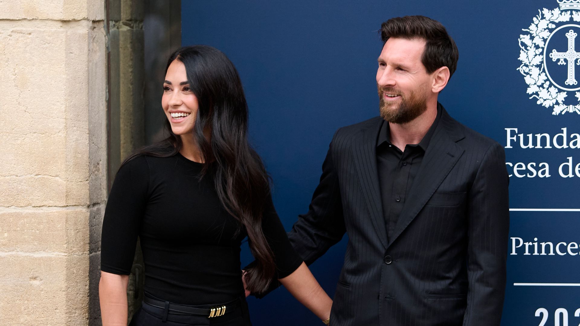 Leo Messi desata la locura a su llegada a Oviedo: la emoción de Antonela Roccuzzo y la euforia de los niños a ritmo de gaitas