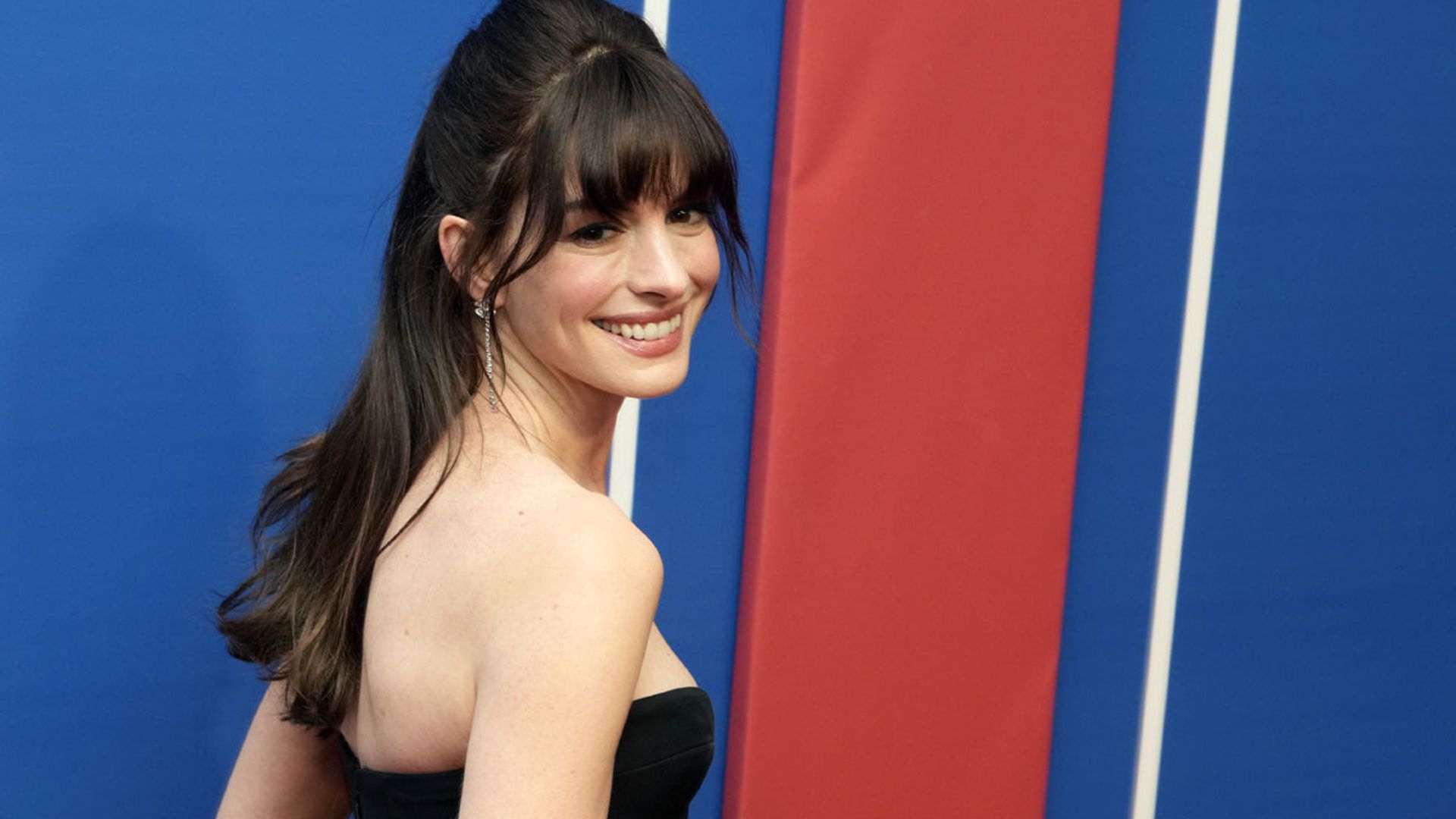 Anne Hathaway vuelve a hacerlo: recupera su look de 'El diablo viste de Prada'