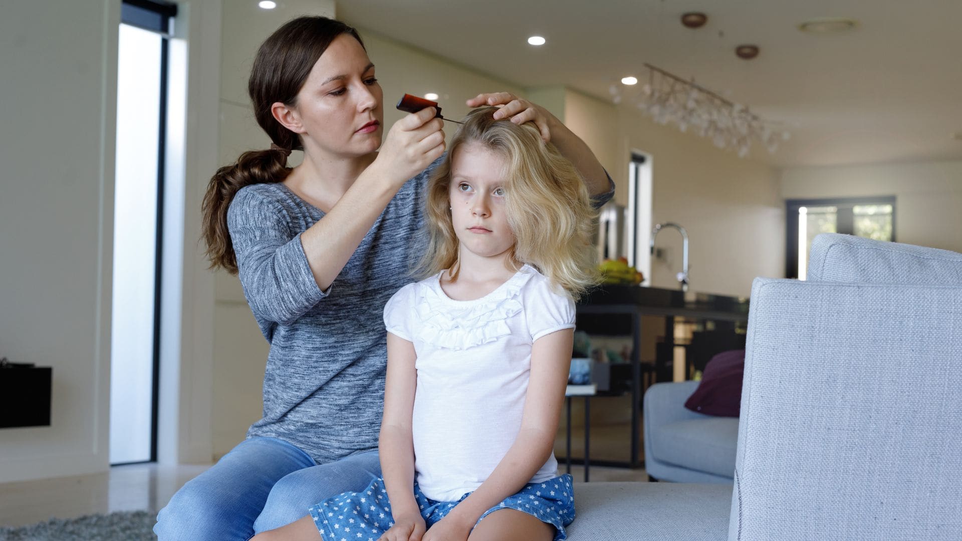 Niña con pediculosis