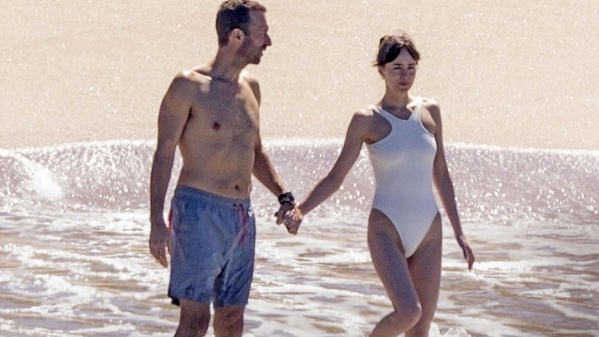 ¡En HOLA!, Dakota Johnson: las imágenes de su romántica escapada con Chris Martin, su mejor apoyo en los momentos difíciles