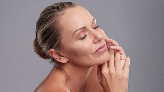 Rostro de mujer madura con ojos cerrados y cabello recogido en un moño