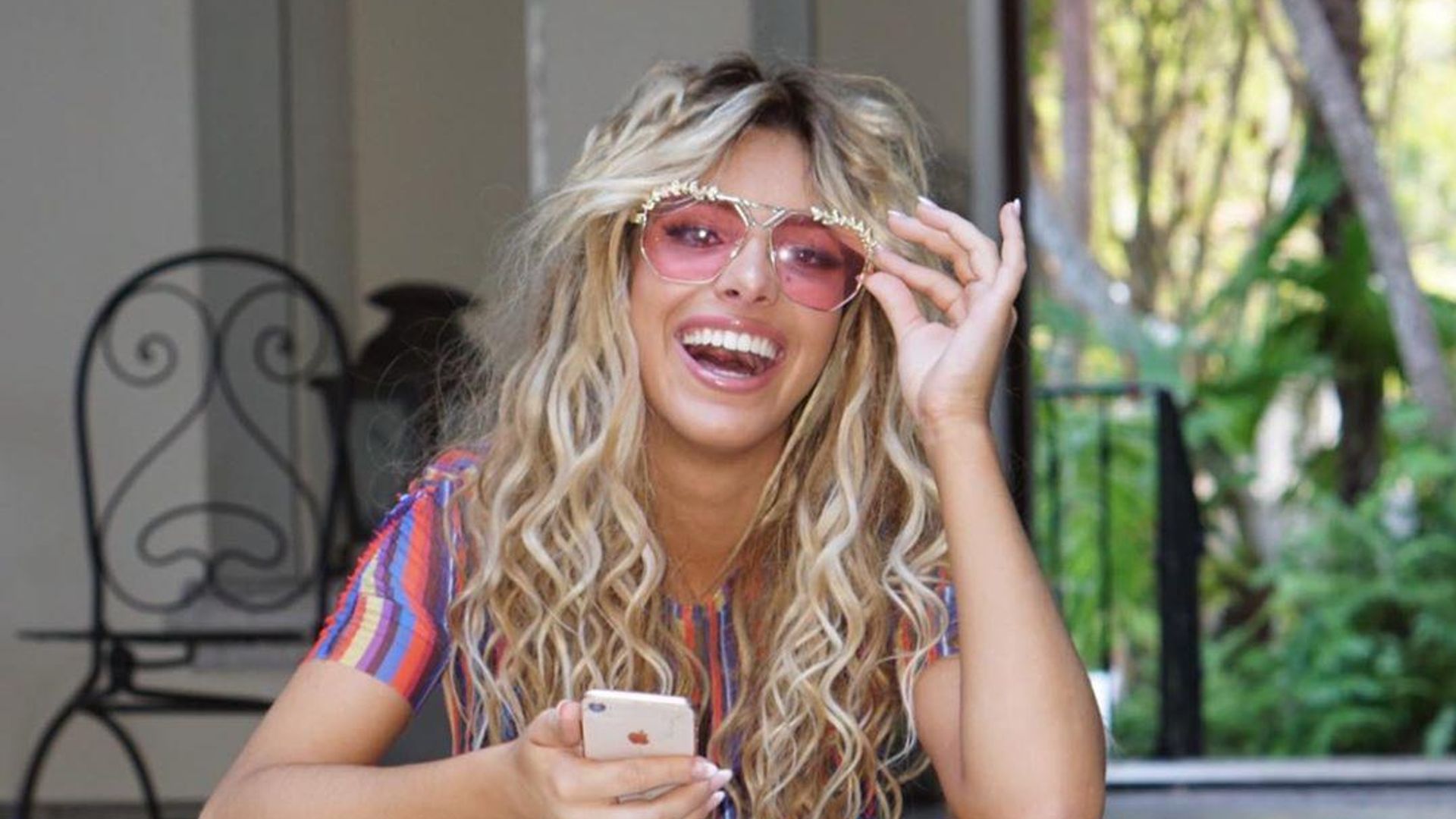 Lele Pons y su nueva hazaña en tacones sobre un inflable en el agua