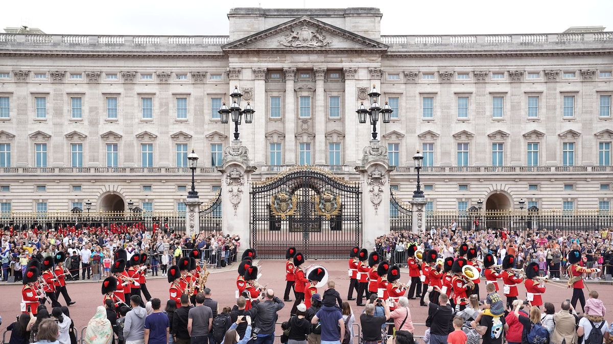 Un inesperado intruso se “cuela” en el Palacio de Buckingham: el momento, en vídeo