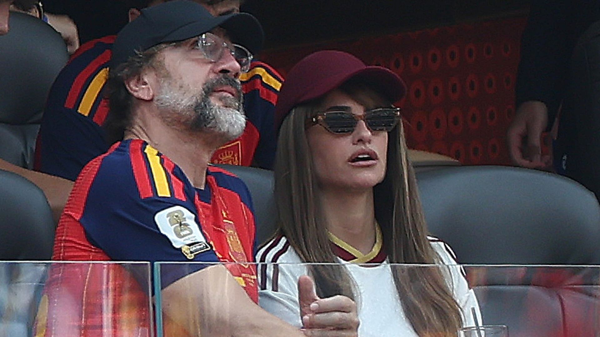 Por qué pudimos ver la cara del hijo de Javier Bardem y Penélope Cruz durante el partido del Mundial aunque es menor: un abogado en derechos de imagen nos da la respuesta y las claves