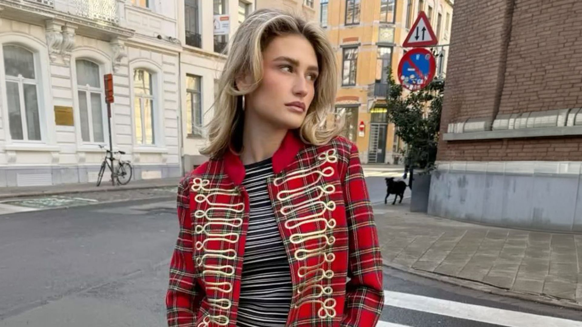 Estas chaquetas de tendencia calientan igual que un abrigo y elevan todos tus looks