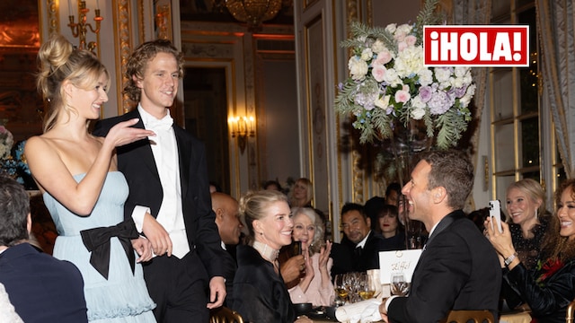 Apple Martin lanzando un beso a su familia en el Baile de Debutantes 