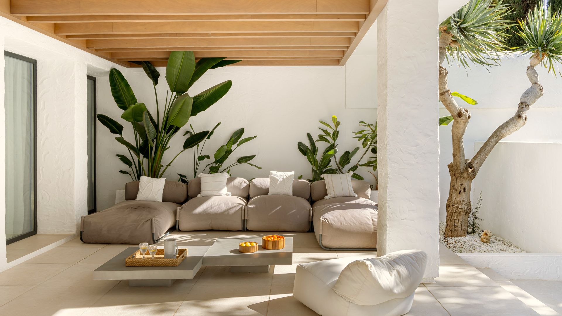 Exterior techado de un proyecto de estudio dAAr Arquitectura: hotel Anfitrión Marbella Villas & Suites