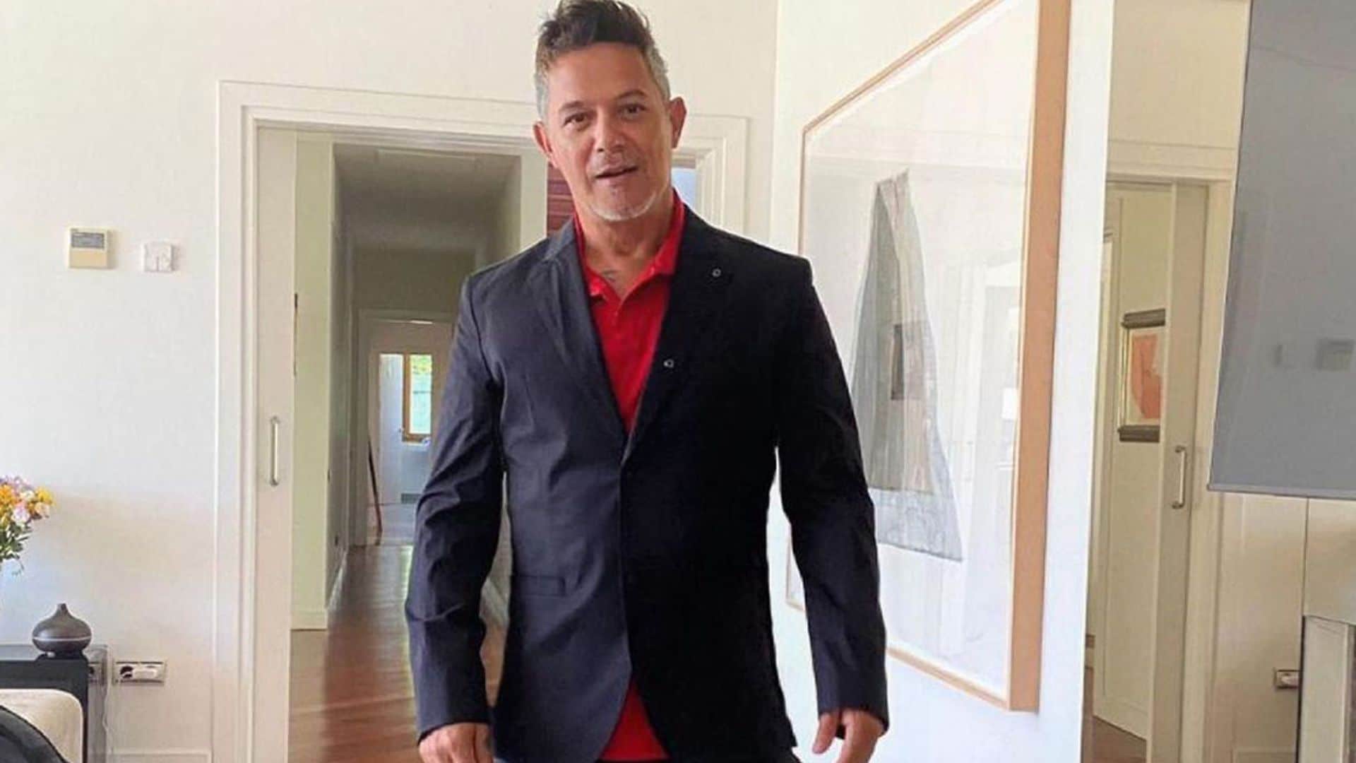 Alejandro Sanz deja a todo el mundo boquiabierto... ¡con chanclas, calcetines y pantalón corto!