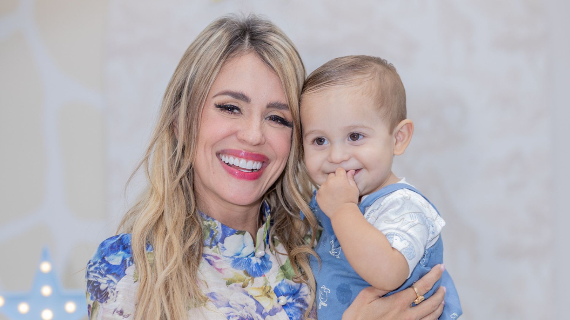 Carolina Sarassa celebra el primer cumpleaños de su hijo Zach... ¡y él sorprende dando sus primeros pasos en plena fiesta!