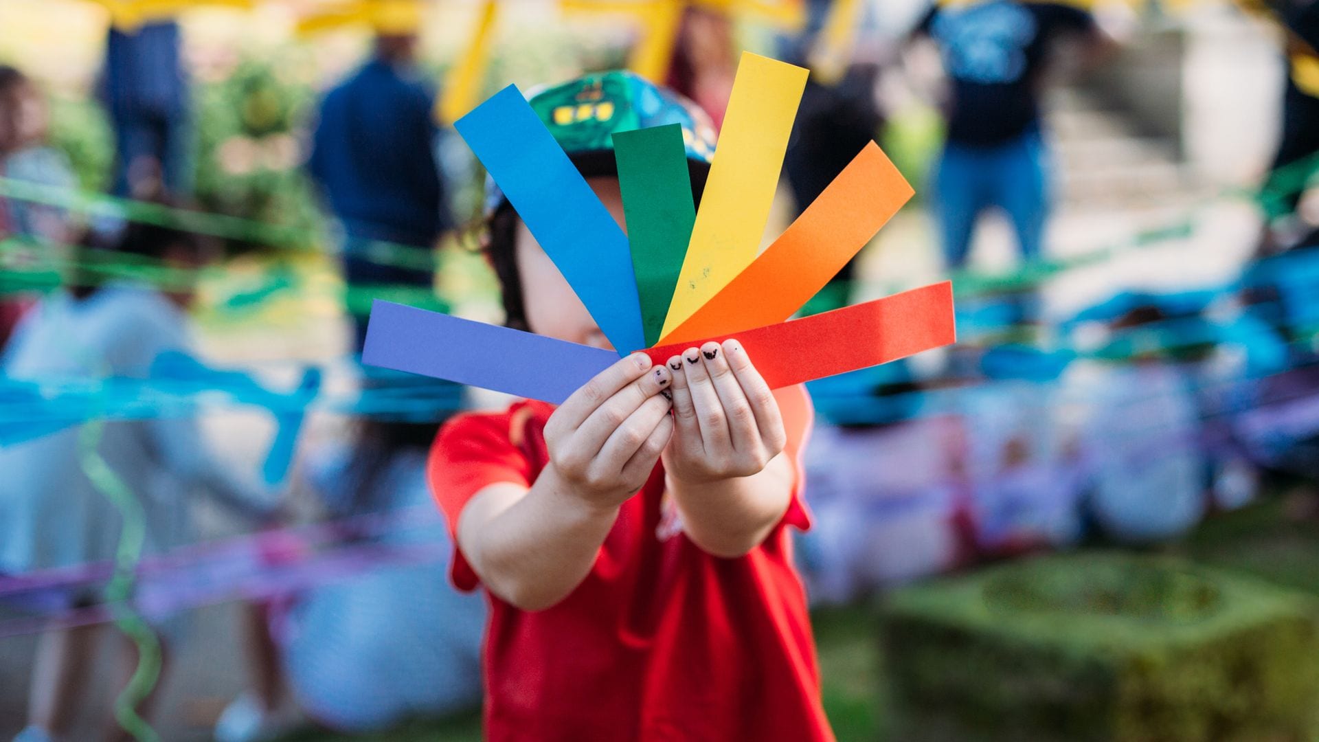 Niño con bandera del orgullo