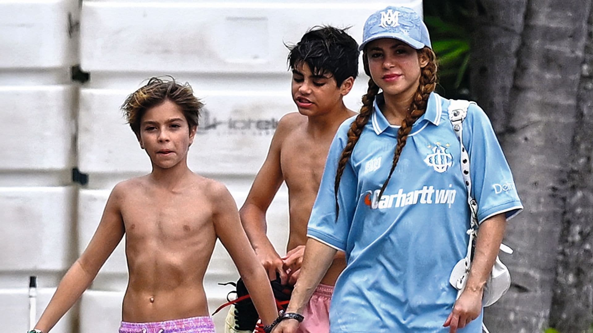 La artista colombiana Shakira junto a sus hijos, Milan y Sasha, compartiendo divertidos y entrañables momentos en la playa