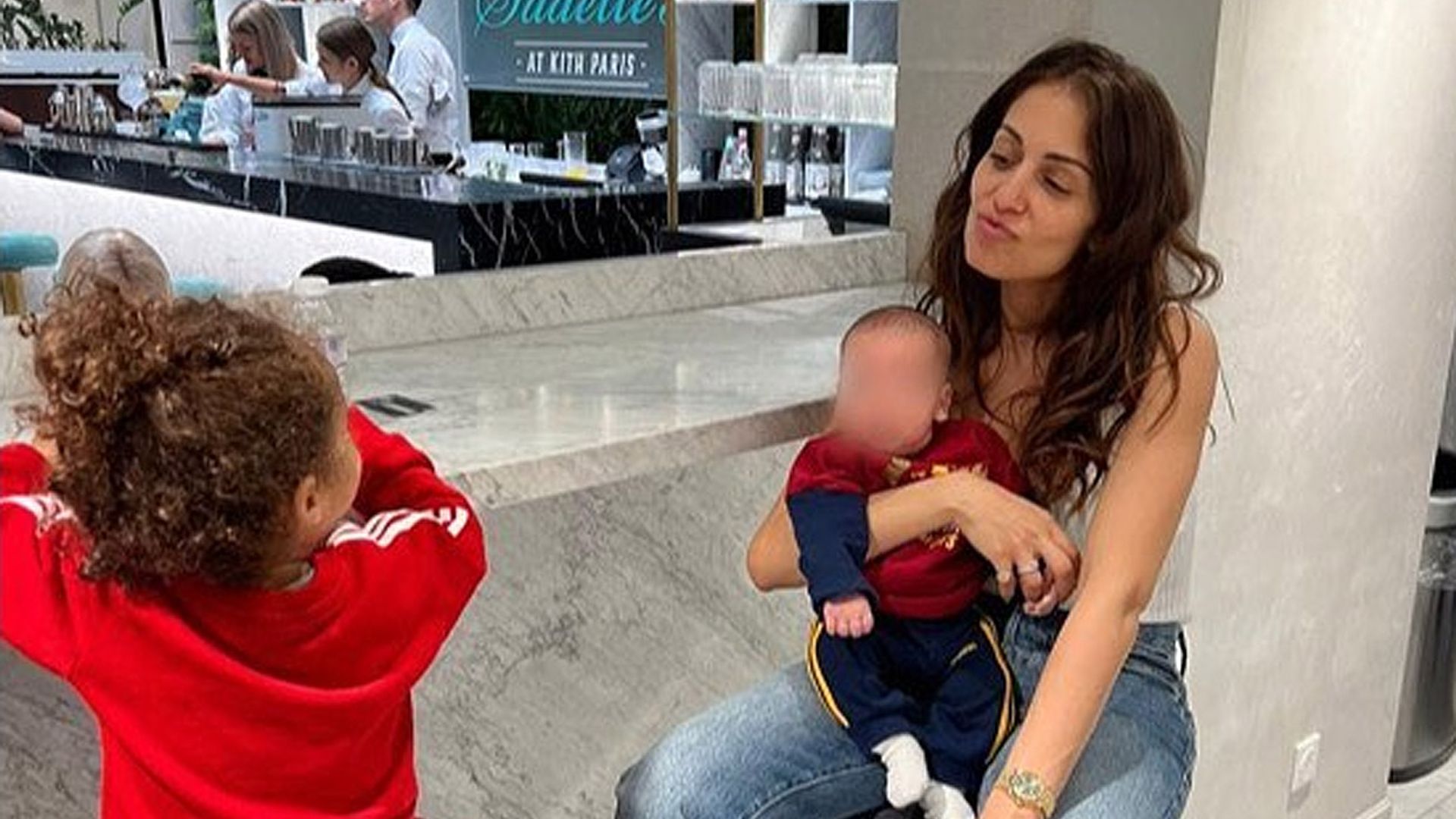 Hiba Abouk disfruta con sus niños en una jornada de paseo y fútbol por París