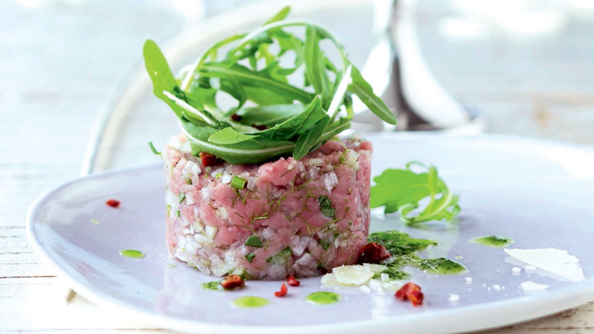 Tartar de ternera con hinojo y aceite de albahaca