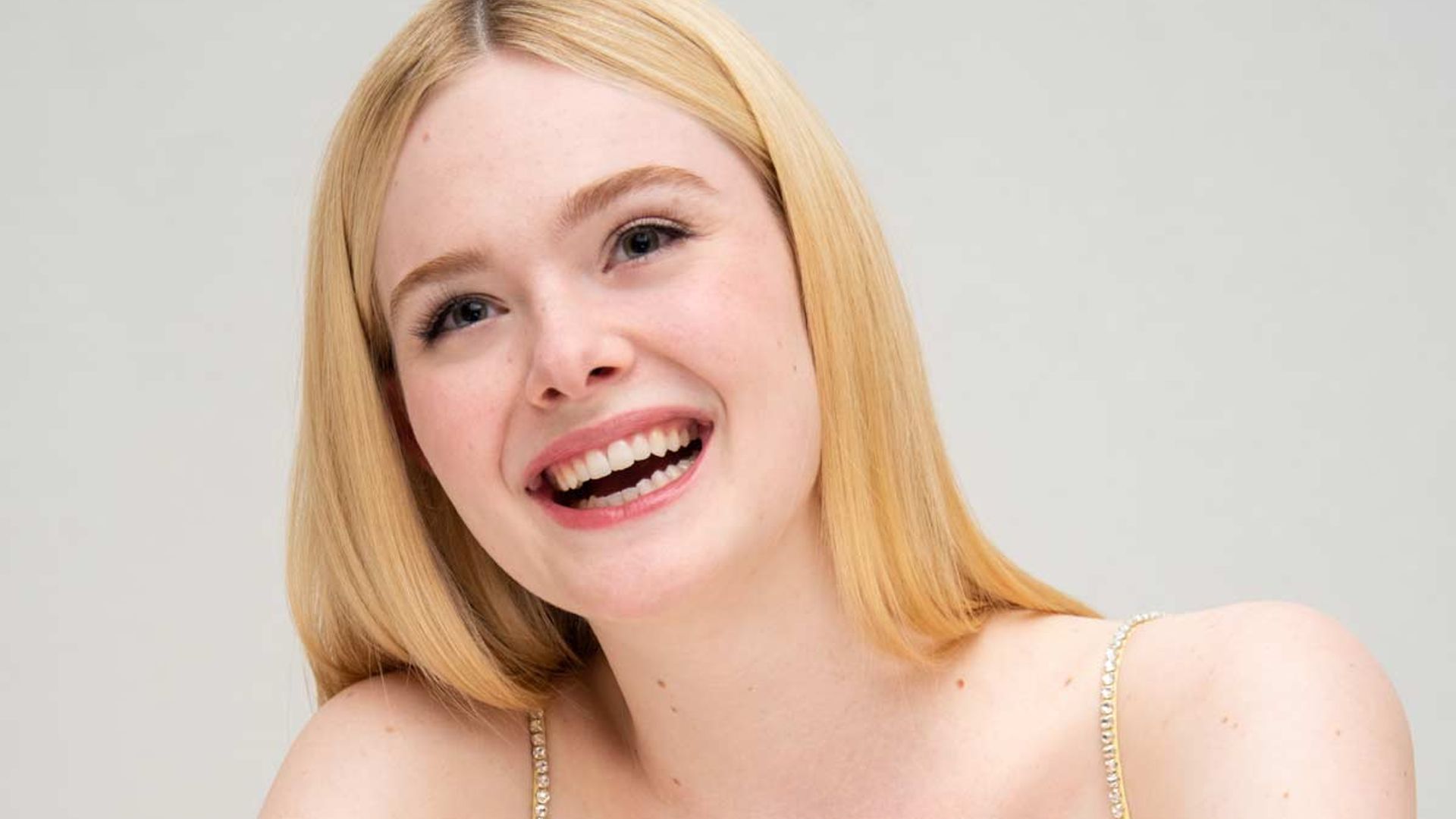 La tarta de cumpleaños de dos pisos de Elle Fanning ha desvelado quién es su icono