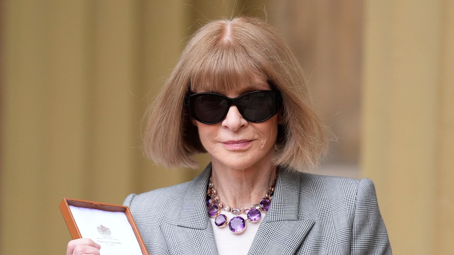 Anna Wintour es condecorada por el Rey Carlos III como Compañía de Honor
