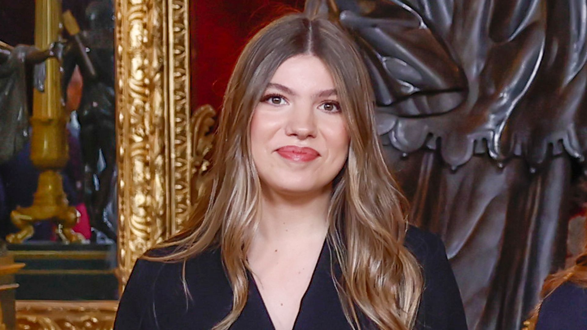 La infanta Sofía sorprende con un guiño al color blanco y rompe con la sobriedad frente al Pontífice