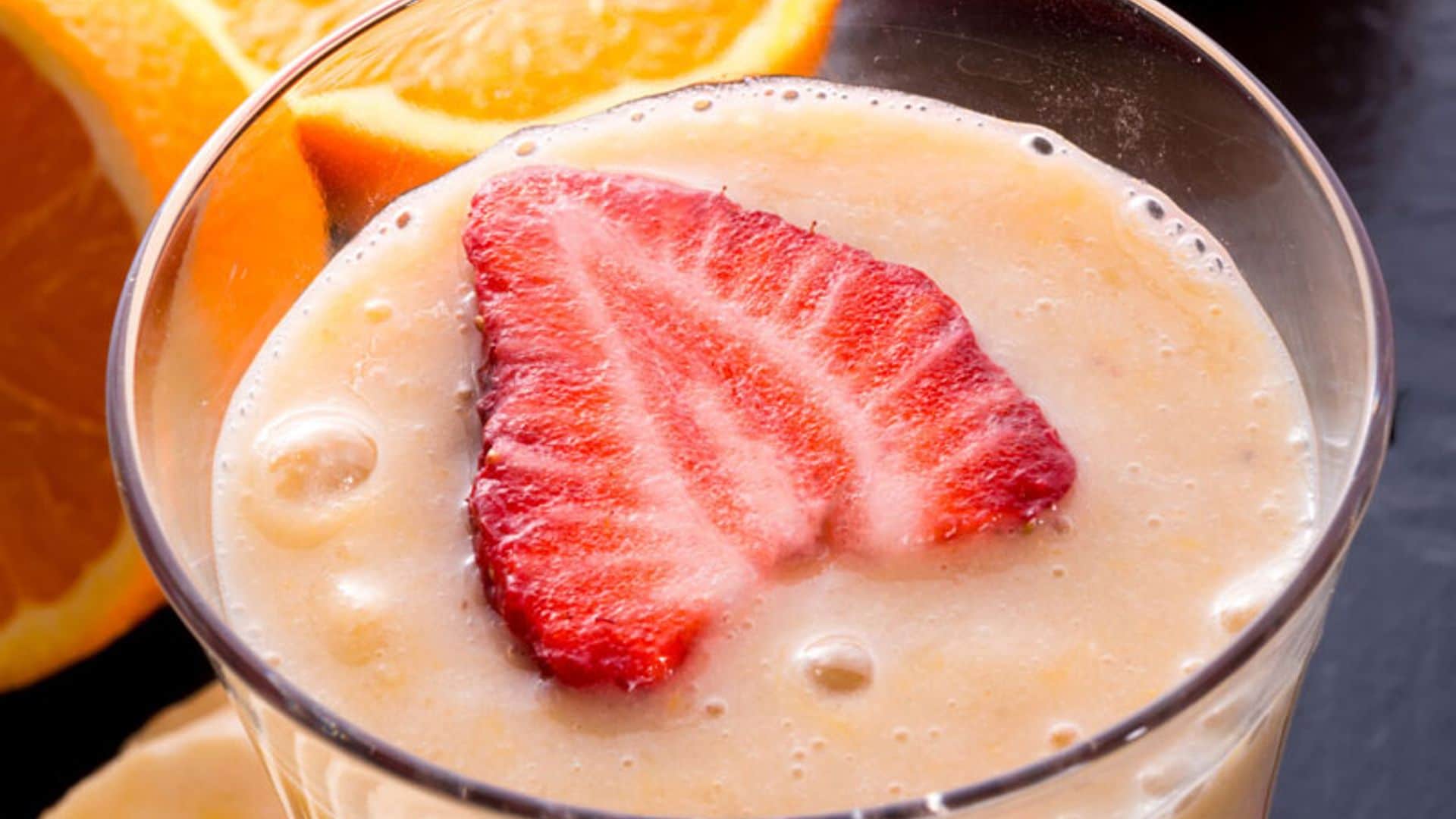 'Smoothie' de plátano, naranja y fresón