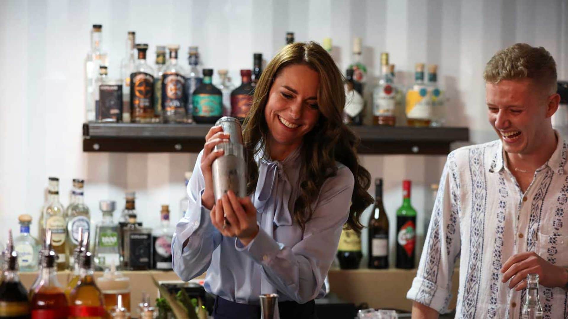 ¡Camarera Kate! Coctelera en mano y con mucho empeño, la princesa de Gales se reta con su marido