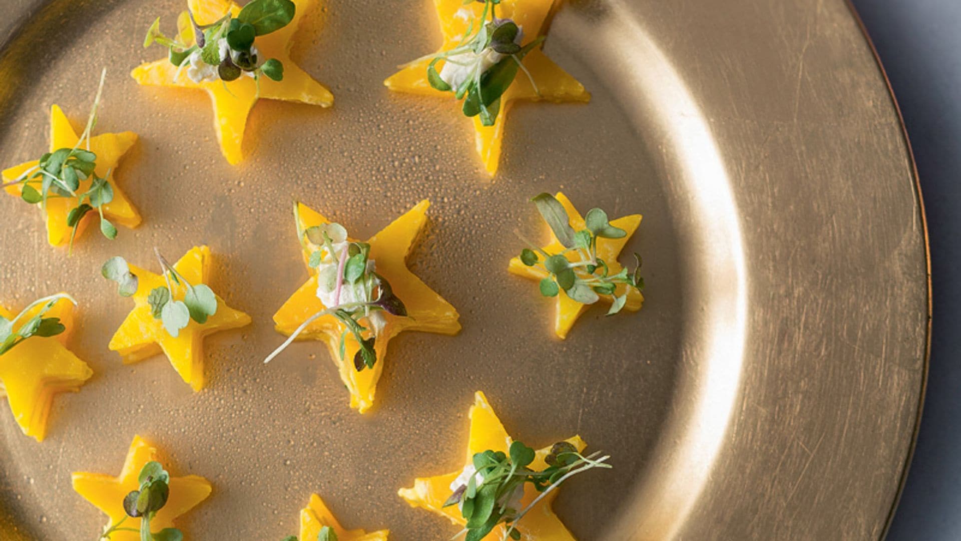 Estrellas de remolacha amarilla y queso de cabra