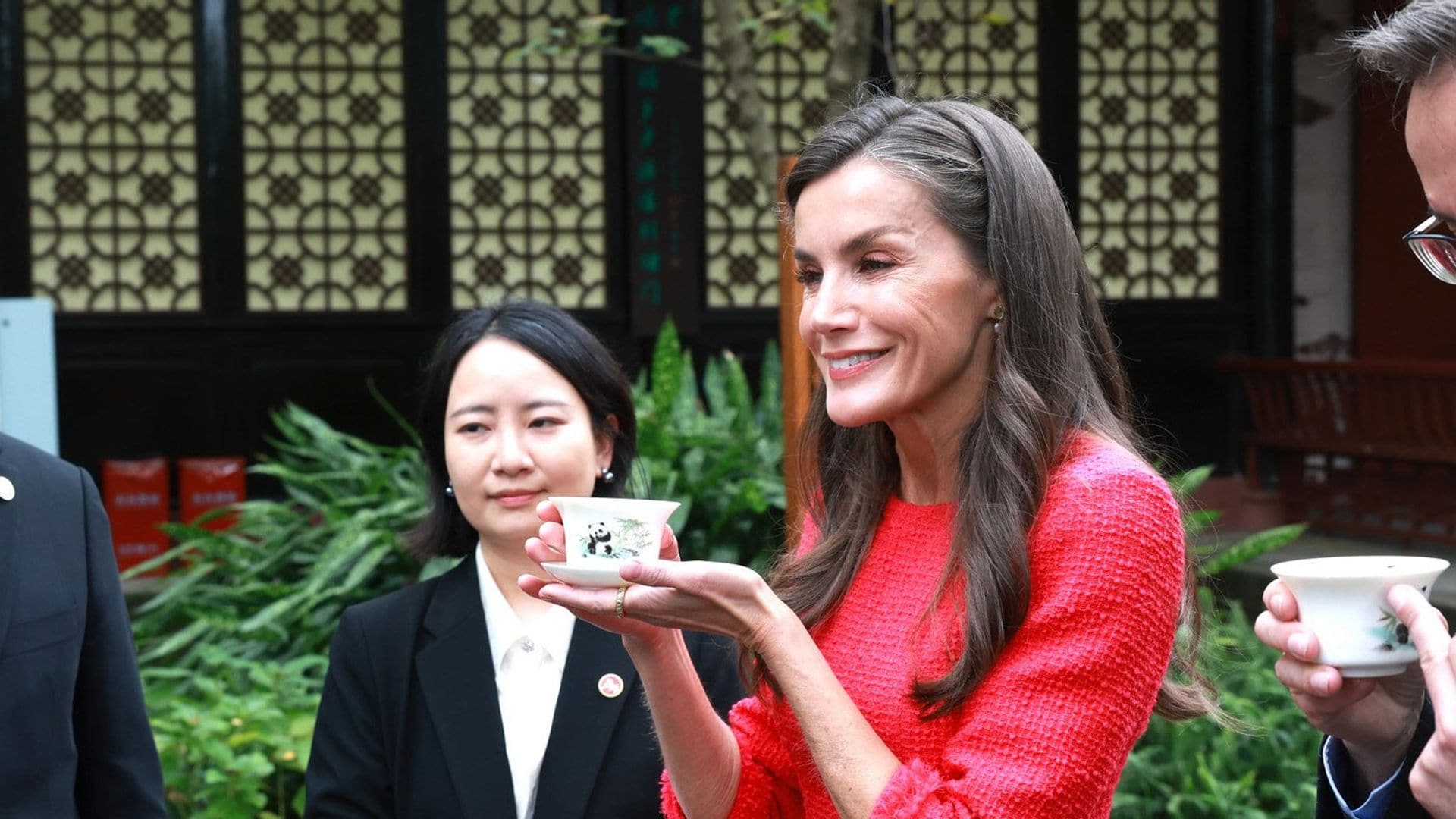 La reina Letizia participa de la ceremonia tradicional de preparación del té