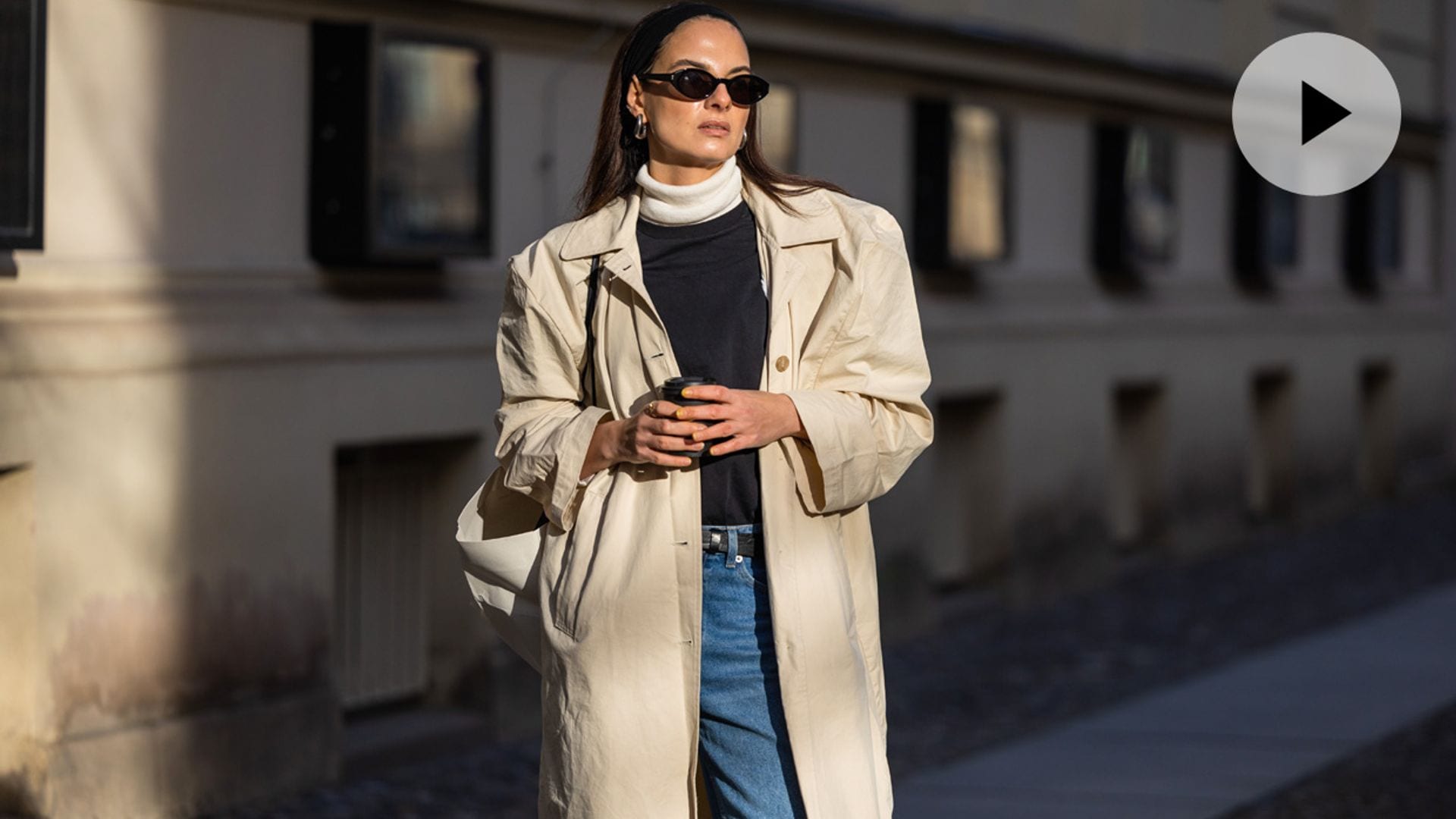 La fórmula de estilo que triunfa esta temporada: combinar tu vaquero favorito con un abrigo largo