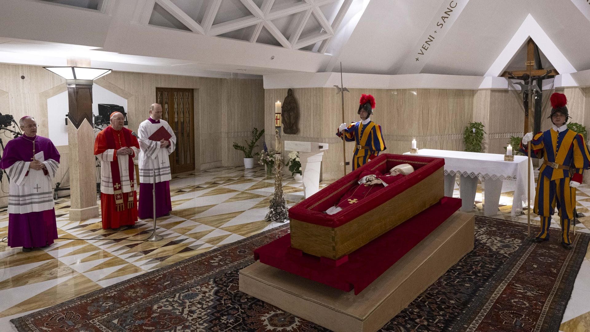 La primeras fotos del féretro del papa Francisco difundidas por el Vaticano