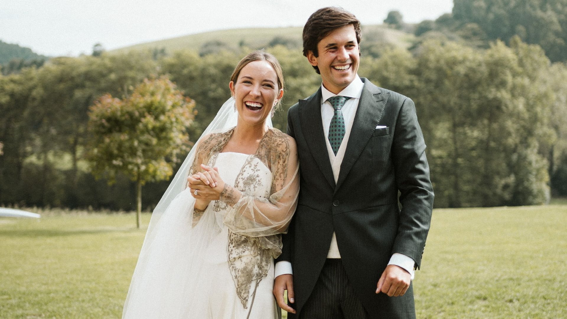 Vestido de novia de Navascués con chaqueta de anticuario